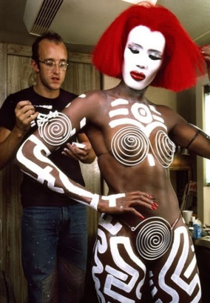 Keith Haring painting Grace jones for a dance scene in the movie "Vamp"