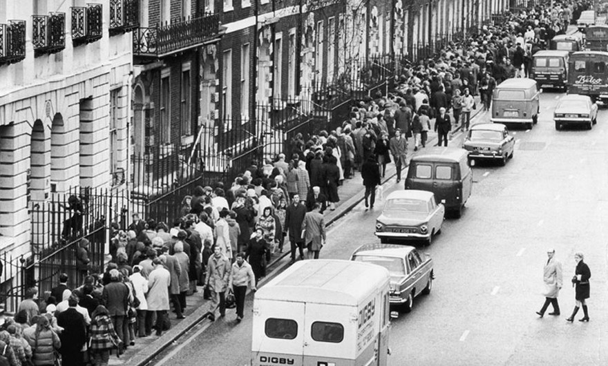 La foule au Petit-Palais pour visiter l’exposition Toutankhamon en 1967. Rue des Archives/© Rue des Archives/AGIP