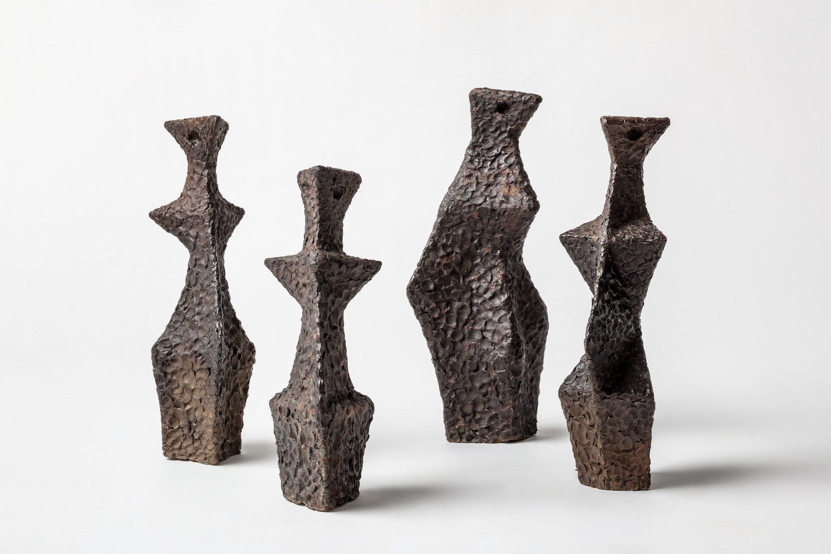 03. Sonja Ferlov Mancoba 4 sculptures Sans titre, 1957-59 Terre cuite. Silkeborg, Museum Jorn. © Anders Sune Berg © Adagp, Paris, 2019