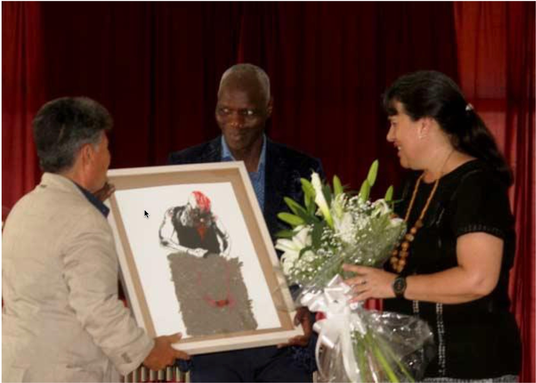 Aboulaye Konaté receiving his honorary distinction Copyright: Centro de Arte Contemporáneo Wilfredo Lam (Cuba)