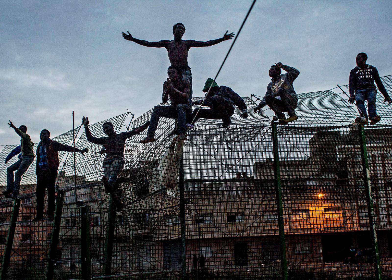 Sergi Cámara, Le Mur de l’Europe, Espagne, 2014. De jeunes Africains tentent d’escalader la double barrière qui sépare l’Afrique de l’Europe, près de Beni Enza à la frontière de l’enclave espagnole de Melilla en mars 2014. Après avoir passé plusieurs heures au sommet de la barrière, ils ont été refoulés vers le Maroc par les forces de sécurité espagnoles. Avec l’aimable autorisation de l’artiste.