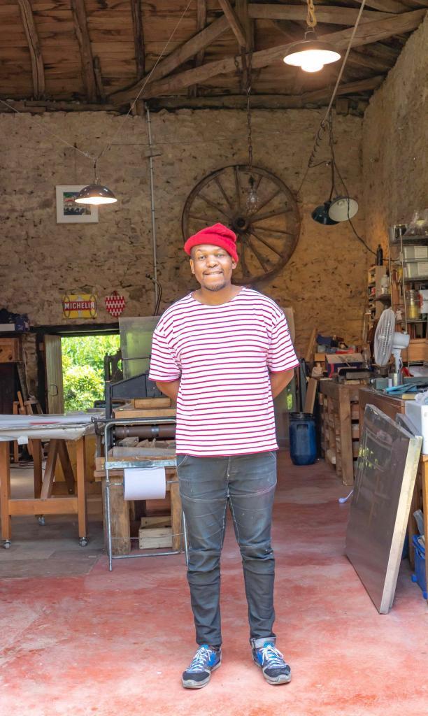 Mongezi Ncaphayi devant la grange. Venu créer des oeuvres pour la foire d'art contemporain Africain 1-54 londres 2019