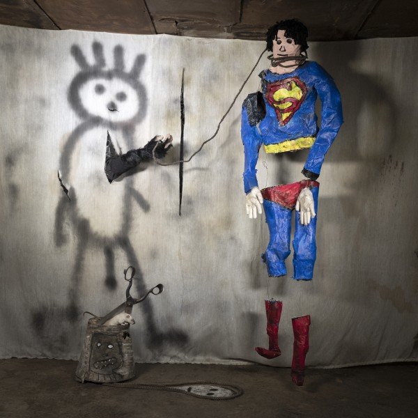 Installation de Roger Ballen "Superman", 2018