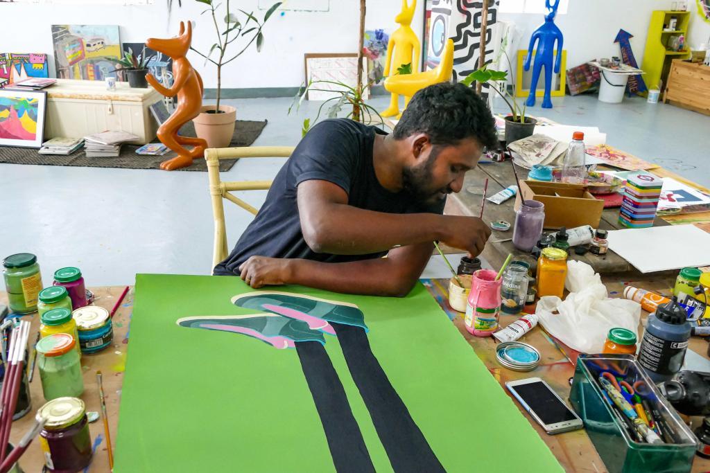 Evan Sohun finalisant une oeuvre dans son atelier à Maurice. © Photo Artskop3437