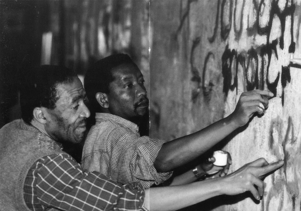 David Koloane painting beside friend and fellow artist, Kagiso'Pat' Mautloa (Courtesy of Goodman Gallery).