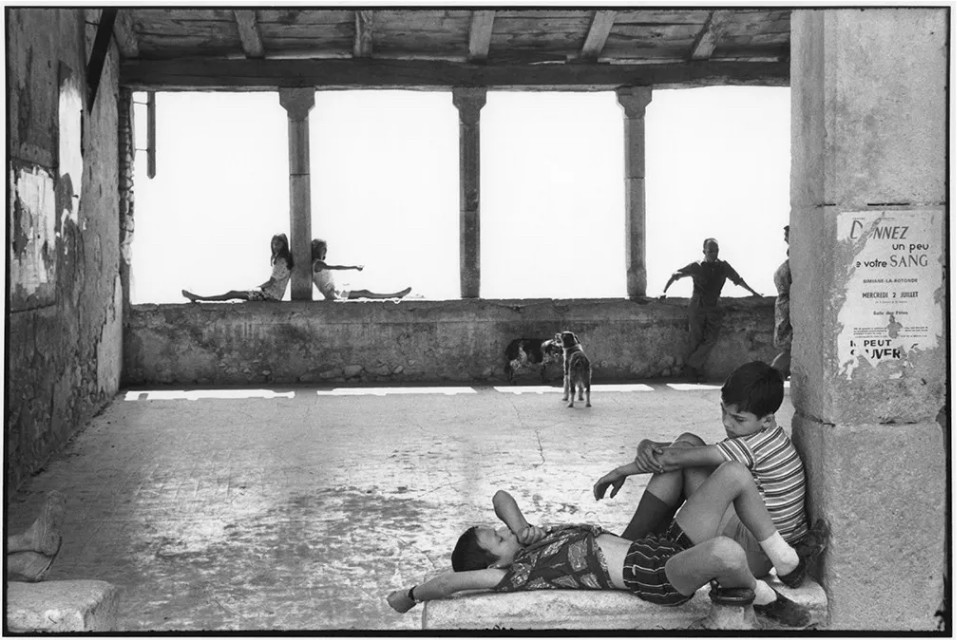 Henri Cartier-Bresson, Simiane-la-Rotonde, France 1969. © Fondation Henri-Cartier Bresson. 
