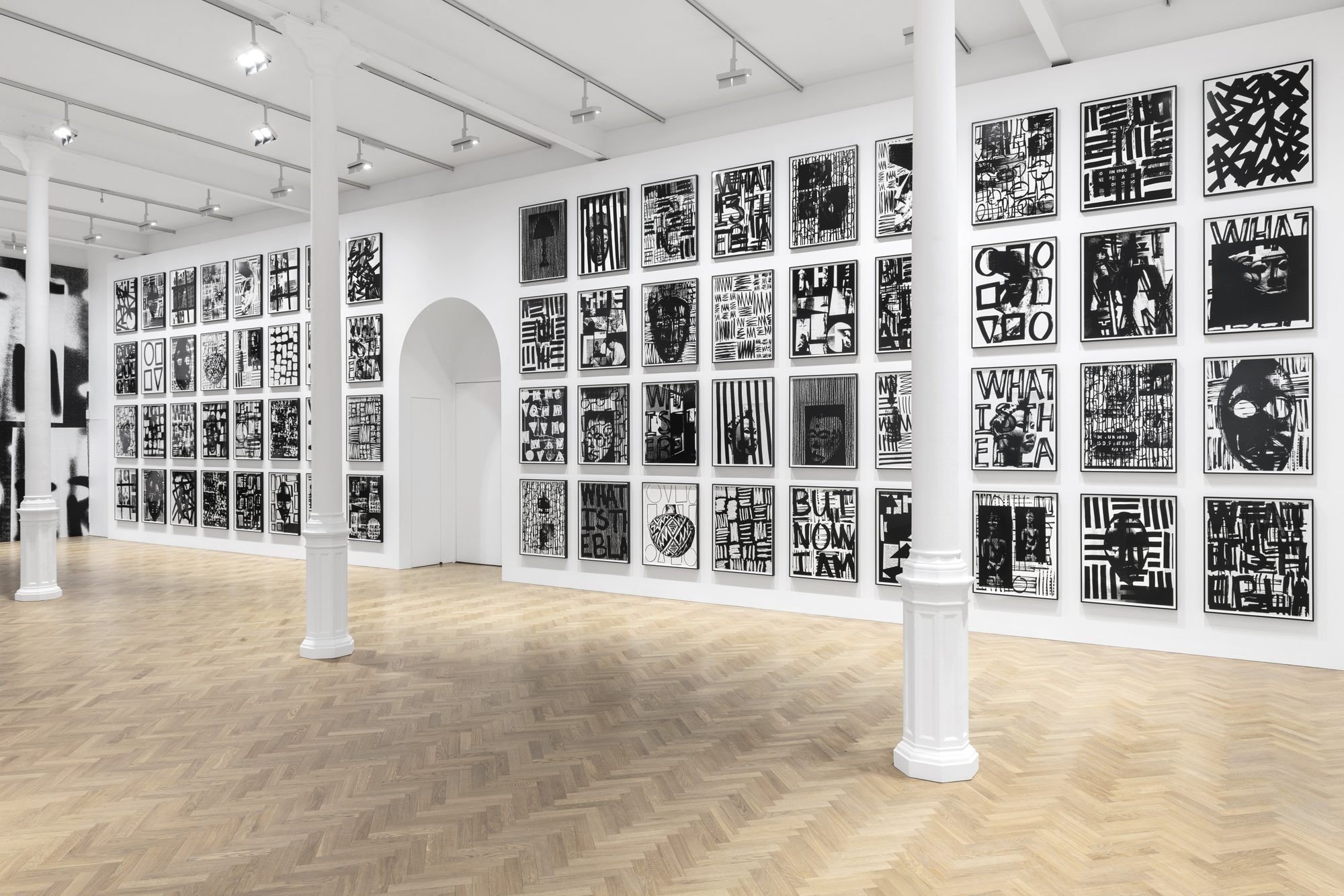 Vue de l'installation de l'exposition “Our Ideas” d'Adam Pendleton à la galerie Pace, Londres (2018). Adam Pendleton est représenté par la galerie David Kordansky de los Angeles.