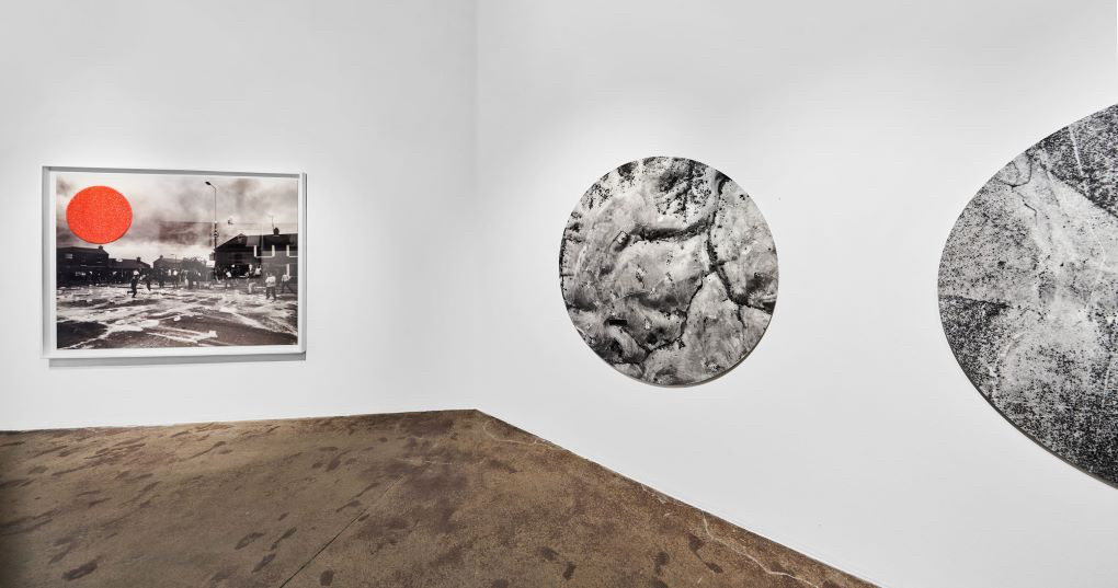 Sur la droite du mur, les oeuvres de Jeremy Wafer, Nhlube, 2004 / 2020 
Tirage photographique numérique. Exposition comment disparaître. 