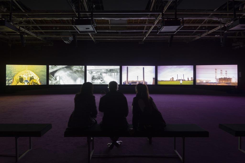  Vue d’exposition John Akomfrah, Installation vidéo "Purple" (2017)