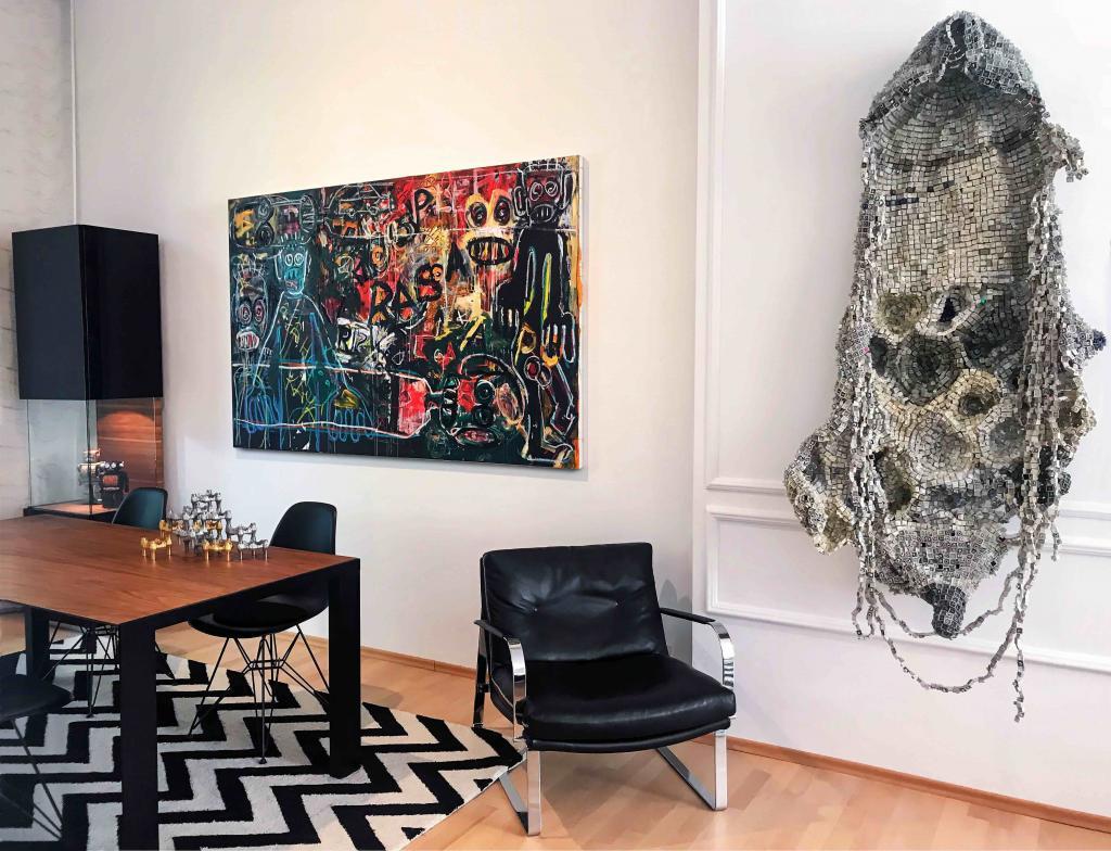 Vue de l'installation dans la maison d'Oliver Elst avec des œuvres d'Aboudia (Untitled, 2012) et de Moffat Takadiwa (Educated Fulls, 2016). Cuperior collection