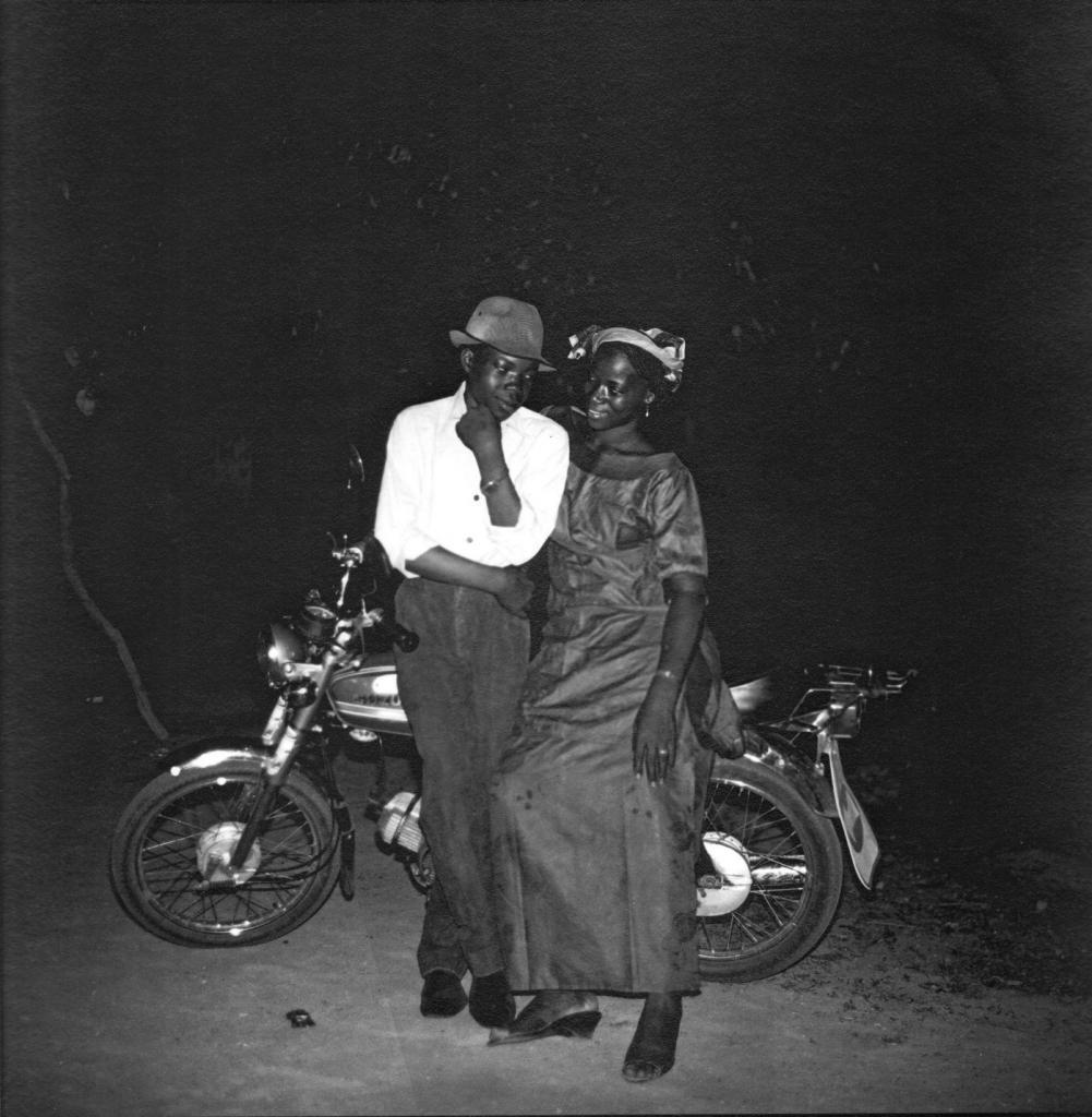 Mory Bamba Couple à la moto, circa 1960 Signed photograph 30 x 30 cm, courtesy Collection Blachère. Photo credits Mory Bamba. a.