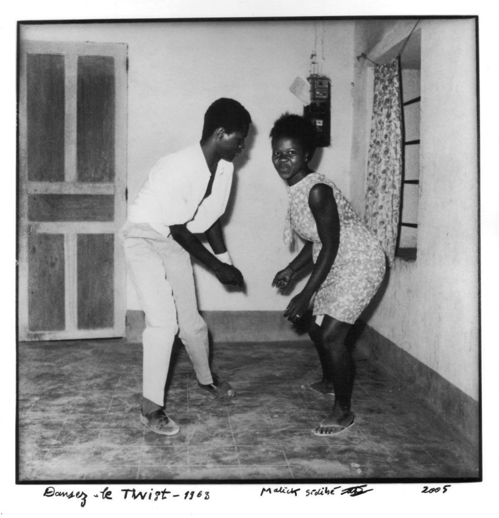 Malick Sidibé Dansez le twist, 1963 Photographie argentique 30,5 x 24 cm Avec l'aimable autorisation Collection Blachère. Crédit photo Malick Sidibé