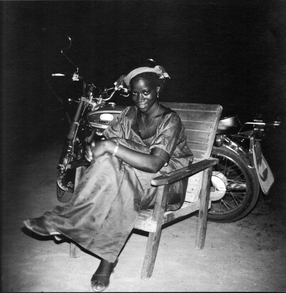 Mory Bamba Femme assise, circa 1960 Photographie signée 30 x 30 cm avec l'aimable autorisation de la Collection Blachère. Crédit photo Mory Bamba.