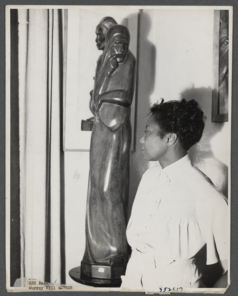“Augusta Savage with her sculpture Envy”, 1937. Schomburg Center for Research in Black Culture.