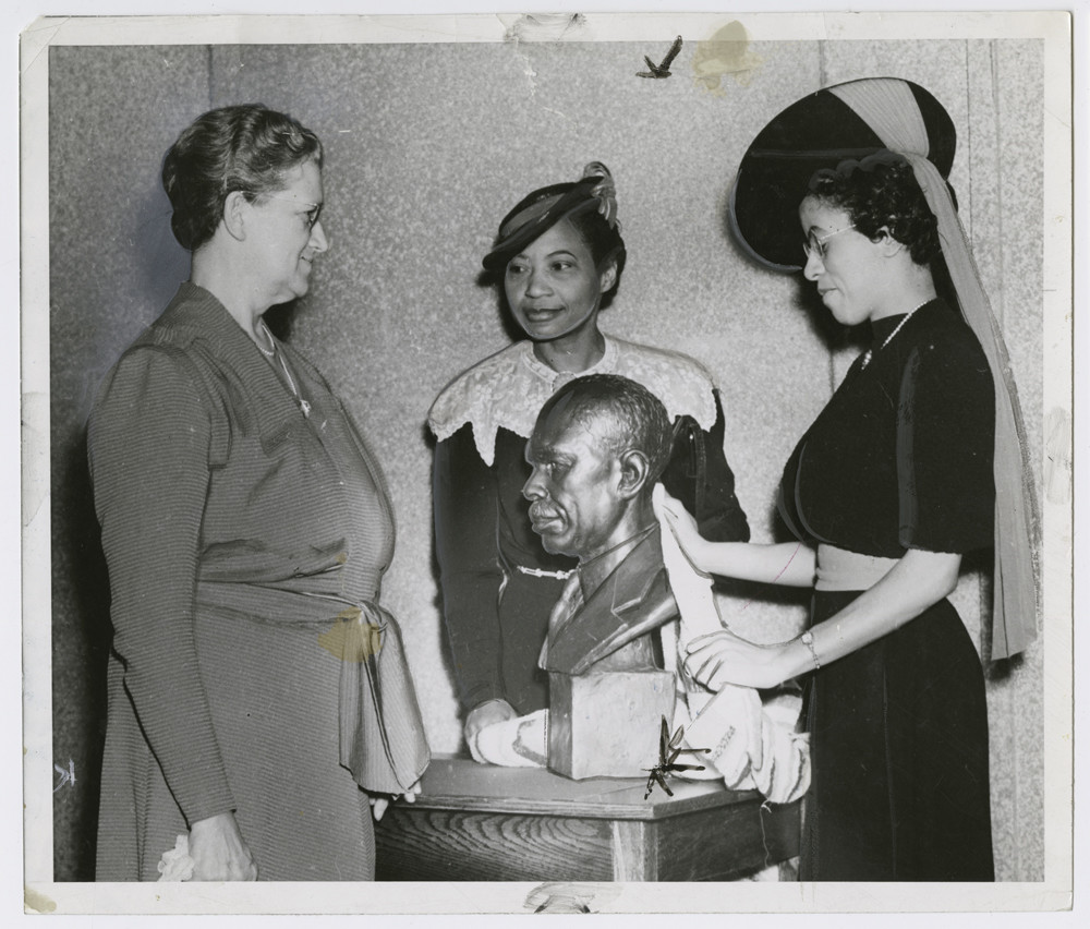 « Augusta Savage with Ernestine Rose, Roberta Bosley Hubert, and her sculpture James Weldon Johnson”, 1939. Schomburg Center for Research in Black Culture.