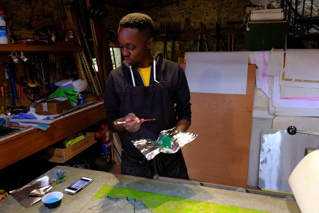 Evans Mbugua working in the Atelier. © Atelier le Grand Village