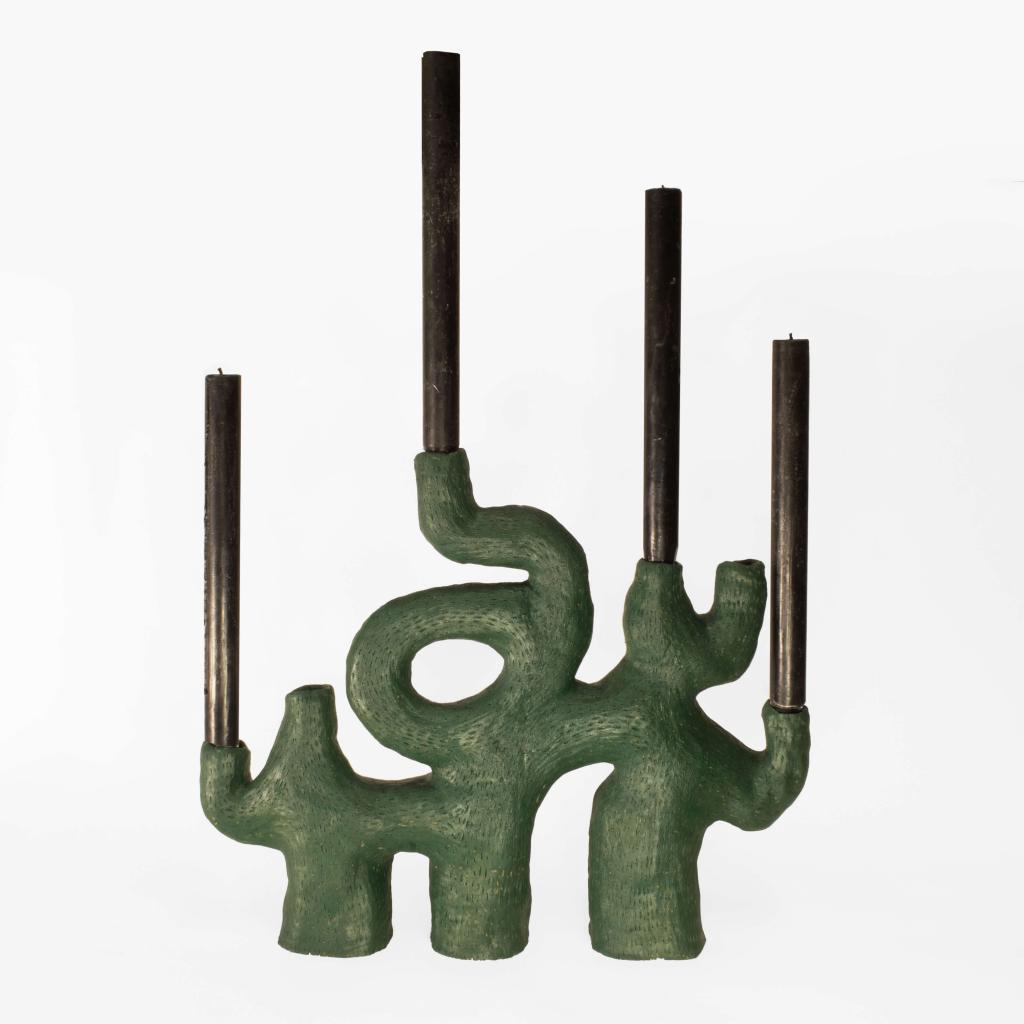Candélabre en céramique "3 pieds, 6 bras" par le designer Jan Ernst. Collection disponible sur artskop.com. Cliquez pour en savoir plus. 