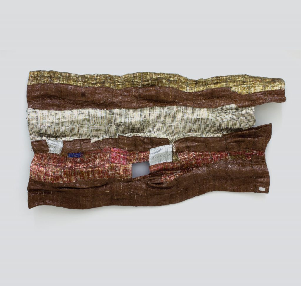 Dickens Otieno, Muddy Rusty Walls (Murs boueux et rouillés). Canettes d'aluminium déchiquetées et papier journal (déchiqueté et laminé) tissés sur une maille d'acier galvanisé. 2021. 125 x 220,5 cm. © Circle Art Agency
1-54 art contemporain africain