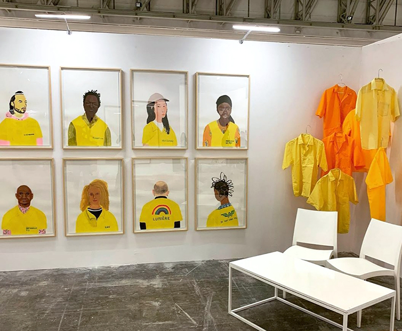 Installation Chemises jaunes. Investec Cape Town Art Fair avec la galerie Septième. 2020