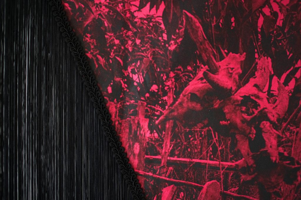 Boneyard (détail), Panama tissé, encre à sublimation, Sapele, laiton, 100 x 100 cm